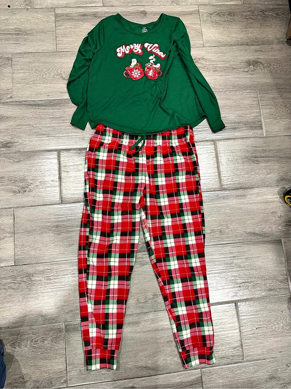 Holiday Plaid Pajama Set in Green & Red size 10-12 plus Like New